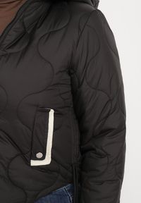 Born2be - Czarna Kurtka Krótka z Pikowaniem i Odpinanym Kapturem Taraes. Okazja: na co dzień. Kolekcja: plus size. Kolor: czarny. Materiał: jeans. Długość: krótkie. Styl: casual, elegancki #4