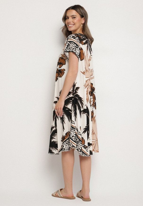 Born2be - Czarna Sukienka z Wiskozy o Rozkloszowanym Kroju w Roślinny Wzór Miratiela. Okazja: na co dzień. Kolor: czarny. Materiał: wiskoza. Długość rękawa: krótki rękaw. Sezon: wiosna, lato. Styl: casual, elegancki