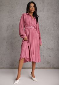 Renee - Fuksjowa Koszulowa Sukienka z Plisowanymi Zdobieniami i Paskiem z Klamrą Efrivelle. Okazja: na co dzień. Kolor: różowy. Długość rękawa: długi rękaw. Wzór: aplikacja. Typ sukienki: koszulowe. Styl: casual, elegancki, klasyczny #8