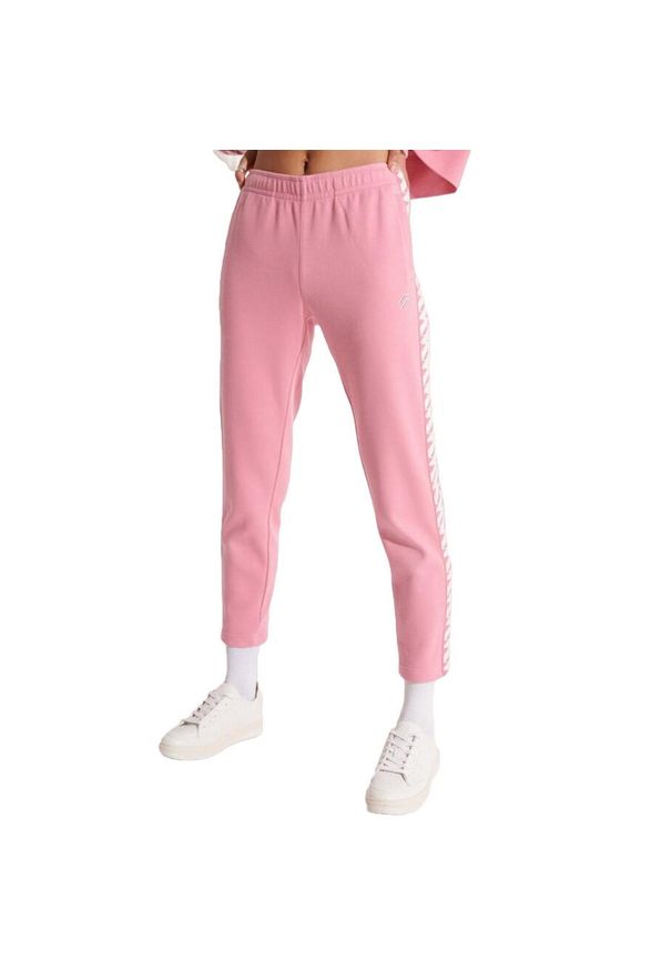 Spodnie turystyczne damskie Superdry Code Tape dresowe. Kolor: różowy. Materiał: bawełna, poliester