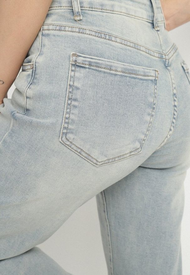 Born2be - Jasnoniebieskie Jeansy o Szerokim Kroju z Wysokim Stanem Lanarion. Okazja: na co dzień. Stan: podwyższony. Kolor: niebieski. Wzór: gładki, aplikacja. Styl: casual