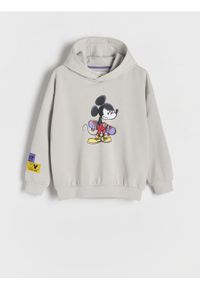 Reserved - Bluza z kapturem Mickey Mouse - jasnoszary. Typ kołnierza: kaptur. Kolor: szary. Materiał: bawełna, dzianina. Wzór: motyw z bajki