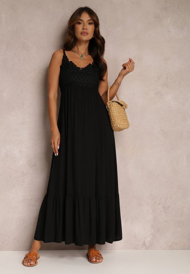 Renee - Czarna Sukienka Chryazire. Okazja: na randkę. Kolor: czarny. Materiał: koronka, tkanina. Długość rękawa: na ramiączkach. Wzór: koronka, gładki, aplikacja. Długość: maxi