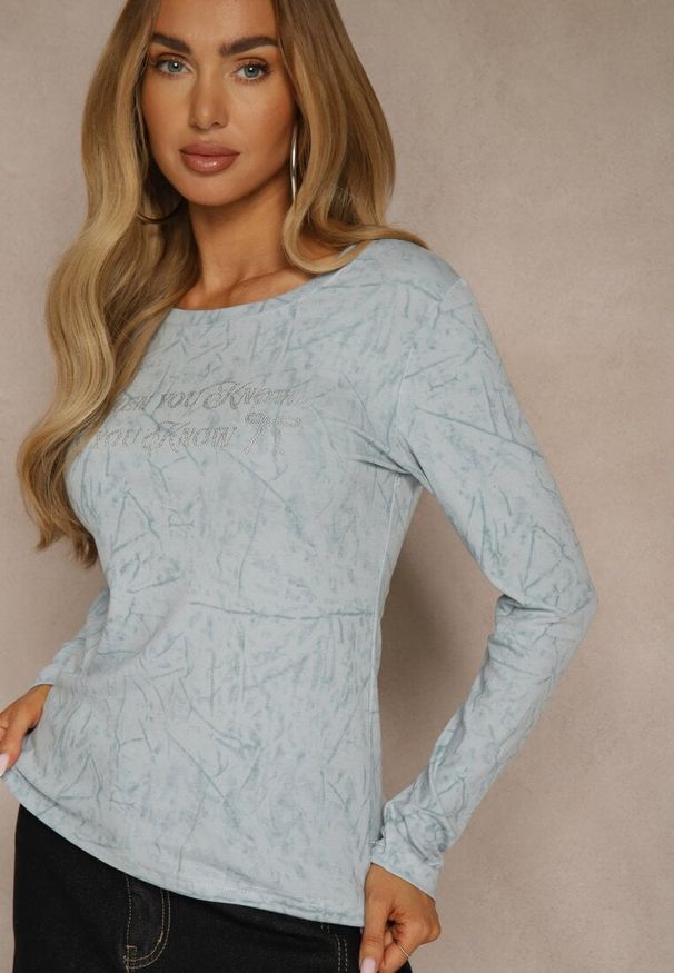 Renee - Niebieska Bluzka Longsleeve Ozdobiona Geometrycznym Motywem Uninessa. Okazja: na co dzień. Kolor: niebieski. Materiał: jeans. Długość rękawa: długi rękaw. Wzór: geometria, aplikacja. Styl: casual