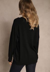 Renee - Czarny Nietoperzowy Sweter w Minimalistycznym Stylu Raliava. Okazja: na co dzień. Kolor: czarny. Materiał: skóra, jeans. Styl: casual, elegancki #5