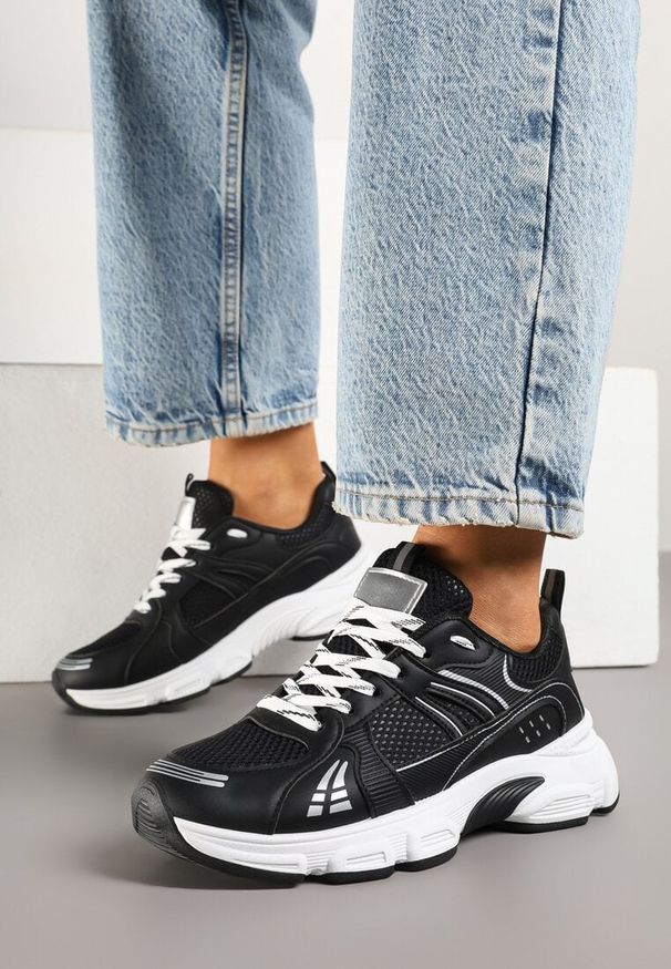 Renee - Czarne Streetwearowe Sneakersy ze Wstawkami z Siateczki Deylisse. Okazja: na co dzień, na spacer. Kolor: czarny. Materiał: jeans. Szerokość cholewki: normalna. Sport: turystyka piesza