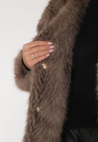 Born2be - Jasnobrązowa Futrzana Kurtka z Cieniowanym Wzorem Monizavia. Okazja: na co dzień. Kolor: brązowy. Materiał: futro. Styl: casual, klasyczny #4
