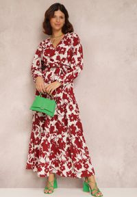 Renee - Biało-Czerwona Sukienka Kharano. Kolor: czerwony. Materiał: materiał, tkanina. Długość rękawa: długi rękaw. Wzór: kwiaty. Typ sukienki: kopertowe. Styl: klasyczny. Długość: midi