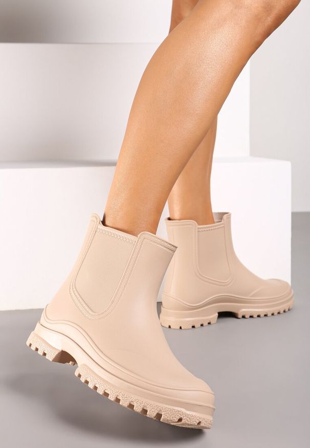 Born2be - Beżowe Krótkie Kalosze na Płaskiej Podeszwie Tirvia. Kolor: beżowy. Obcas: na płaskiej podeszwie. Styl: klasyczny