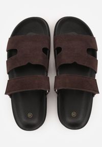 Renee - Brązowe Klapki z Imitacji Zamszu na Płaskiej Podeszwie Zapinane na Rzep Perenea. Okazja: na co dzień. Kolor: brązowy. Materiał: zamsz. Sezon: lato. Obcas: na płaskiej podeszwie. Styl: elegancki, casual #2