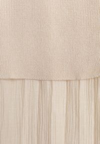 Renee - Beżowa Dzianinowa Sukienka z Wiskozą Zdobiona Podszewką i Paskiem z Klamrą Arkilia. Okazja: na co dzień. Kolor: beżowy. Materiał: dzianina, wiskoza. Wzór: aplikacja. Styl: casual #4