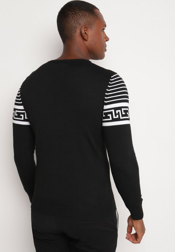 Born2be - Czarny Sweter w Paski z Geometrycznym Wzorem Nirile. Okazja: na co dzień. Kolor: czarny. Wzór: geometria, paski. Styl: klasyczny, elegancki, casual