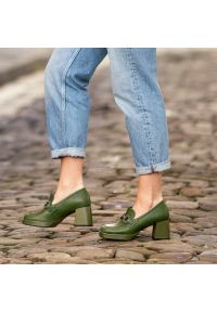 Zielone Półbuty Karino Eleganckie Skórzane Buty Na Obcasie. Kolor: zielony. Materiał: skóra. Szerokość cholewki: normalna. Obcas: na obcasie. Styl: elegancki. Wysokość obcasa: średni #4