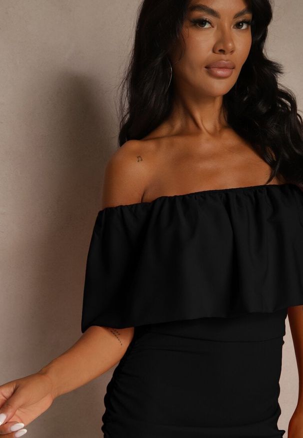 Renee - Czarna Koktajlowa Sukienka Vices z Hiszpańskim Dekoltem Penare. Okazja: na imprezę. Kolor: czarny. Typ sukienki: dopasowane. Styl: wizytowy