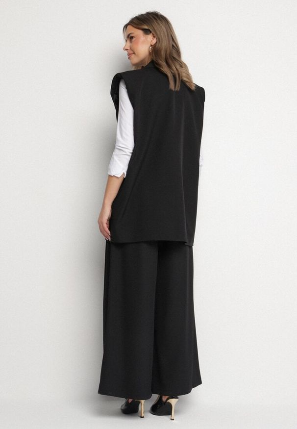 Born2be - Czarny Garniturowy Komplet Długa Kamizelka i Szerokie Spodnie Edivira. Kolor: czarny. Materiał: materiał