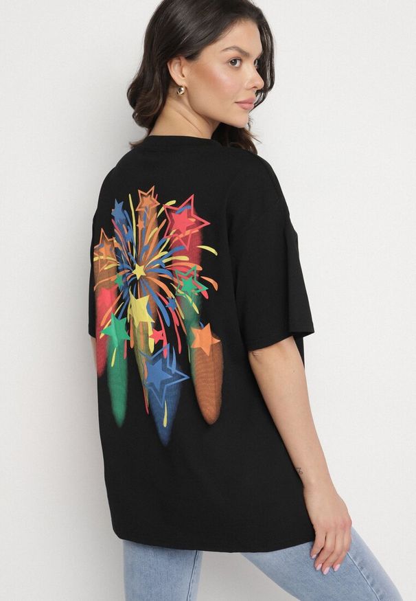 Born2be - Czarny T-shirt Oversize z Kolorowym Napisem i Gwiazdkami Iloviela. Okazja: na co dzień. Kolor: czarny. Materiał: jeans. Wzór: napisy, kolorowy. Styl: sportowy, klasyczny, elegancki, casual