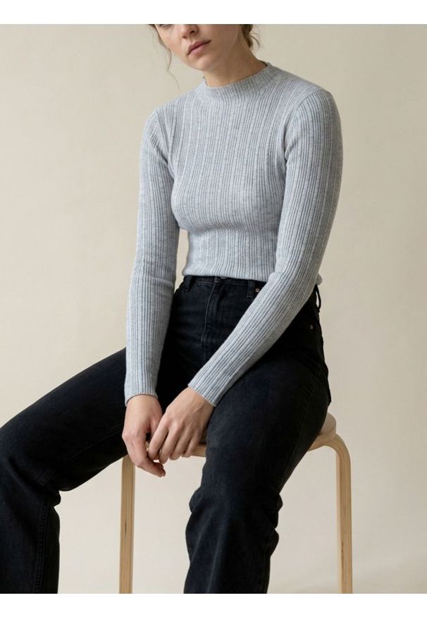 Sinsay - Prążkowany golf - szary. Typ kołnierza: golf. Kolor: szary. Materiał: prążkowany