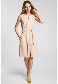 Sukienki.shop - Elegancka sukienka trapezowa bez rękawów z paskiem w talii czarna. Okazja: do pracy. Kolor: czarny. Materiał: tkanina, materiał, elastan. Długość rękawa: bez rękawów. Wzór: gładki. Typ sukienki: trapezowe. Styl: elegancki. Długość: midi #4