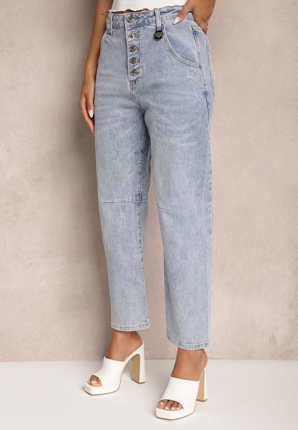 Renee - Jasnoniebieskie Jeansy z Bawełny Boyfriend Ozdobnie Przetarte Ivettesa. Okazja: na co dzień. Kolor: niebieski. Styl: casual