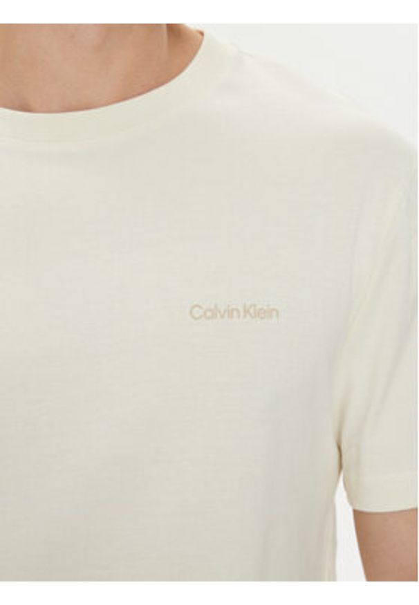 Calvin Klein T-Shirt Enlarged Back Logo K10K113106 Beżowy Regular Fit. Kolor: beżowy. Materiał: bawełna