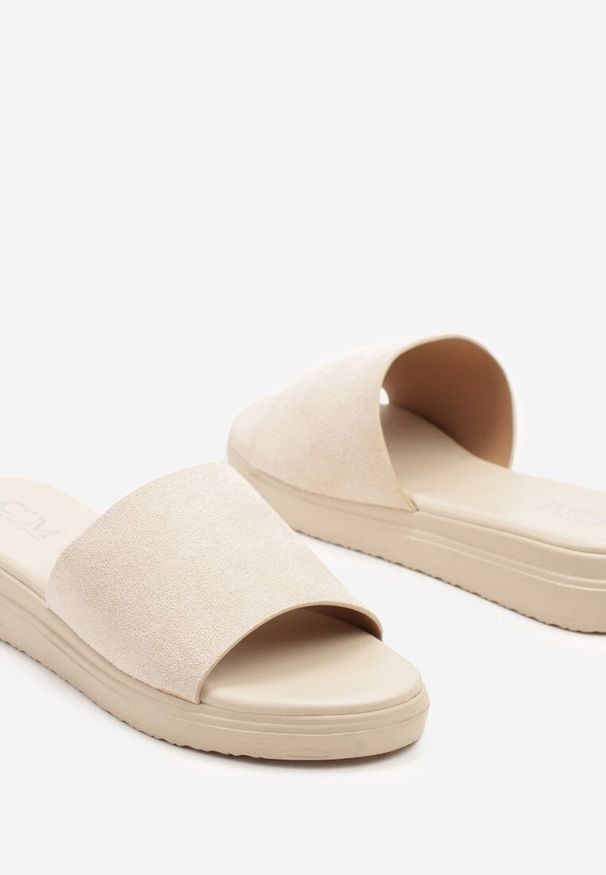 Born2be - Beżowe Klasyczne Klapki na Płaskiej Podeszwie Delindris. Okazja: na co dzień. Nosek buta: otwarty. Kolor: beżowy. Sezon: lato. Obcas: na płaskiej podeszwie. Styl: klasyczny