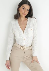 Born2be - Biały Kardigan z Biżuteryjnymi Guzikami Gossi. Kolor: biały. Materiał: dzianina. Styl: retro