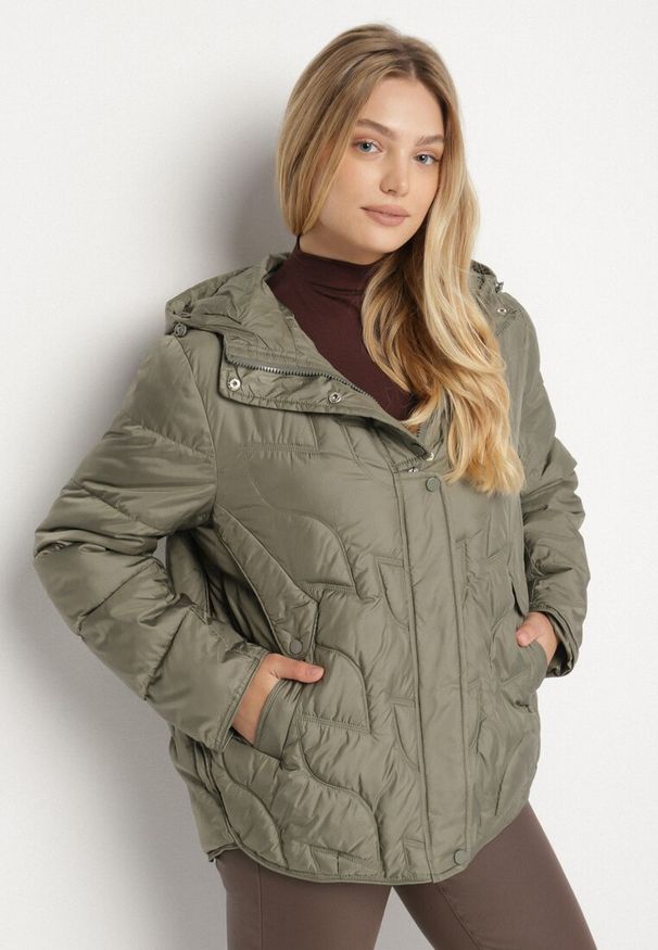 Born2be - Jasnozielona Pikowana Kurtka Przejściowa o Klasycznym Kroju z Kapturem Tavitte. Okazja: na co dzień, na spacer. Typ kołnierza: kaptur. Kolekcja: plus size. Kolor: zielony. Materiał: jeans, poliester. Wzór: aplikacja. Styl: klasyczny