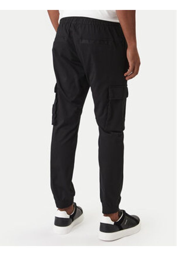 Calvin Klein Jeans Spodnie dresowe J30J324696 Czarny Skinny Fit. Kolor: czarny. Materiał: bawełna