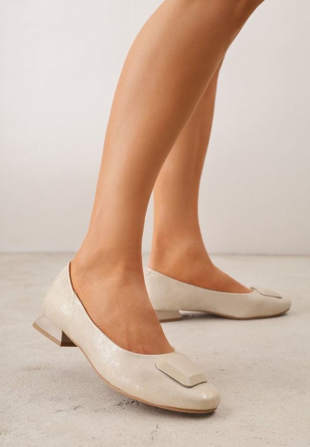 Renee - Złote Czółenka w Stylu Retro ze Skórzaną Wkładką Faylina. Okazja: na imprezę. Kolor: złoty. Materiał: skóra. Obcas: na obcasie. Styl: retro. Wysokość obcasa: niski