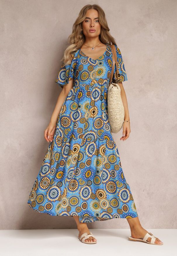 Renee - Niebieska Wiskozowa Sukienka Maxi w Kwiaty z Rozkloszowanym Dołem i Falbanką Pathna. Okazja: na co dzień. Kolor: niebieski. Materiał: wiskoza. Długość rękawa: krótki rękaw. Wzór: kwiaty. Styl: casual. Długość: maxi