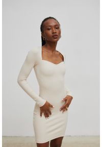 Marsala - Sukienka dopasowana z dekoltem w kształcie serca WHITE SAND - FUSION-S/M. Okazja: na imprezę, na randkę. Kolor: beżowy. Materiał: prążkowany, dzianina, materiał, bawełna, elastan. Typ sukienki: bodycon. Długość: mini