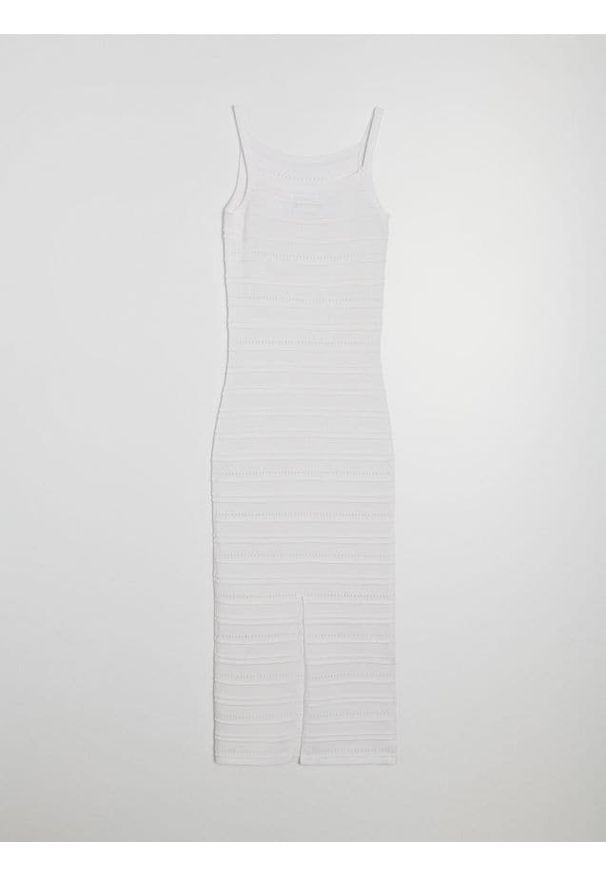 Sinsay - Bawełniana swetrowa sukienka midi na ramiączkach - kremowy. Kolor: kremowy. Materiał: bawełna. Długość rękawa: na ramiączkach. Długość: midi