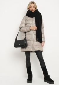 Born2be - Beżowa Pikowana Kurtka o Długim Kroju z Kapturem Kieszeniami i Dwustronnym Suwakiem Sanarose. Okazja: na spacer, na co dzień. Typ kołnierza: kaptur. Kolor: beżowy. Materiał: dzianina, jeans. Długość: długie. Wzór: aplikacja. Styl: casual, elegancki #5