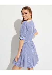 SELF PORTRAIT - Bawełniana sukienka mini w paski. Kolor: niebieski. Materiał: bawełna. Wzór: paski. Typ sukienki: dopasowane, rozkloszowane. Długość: mini #4