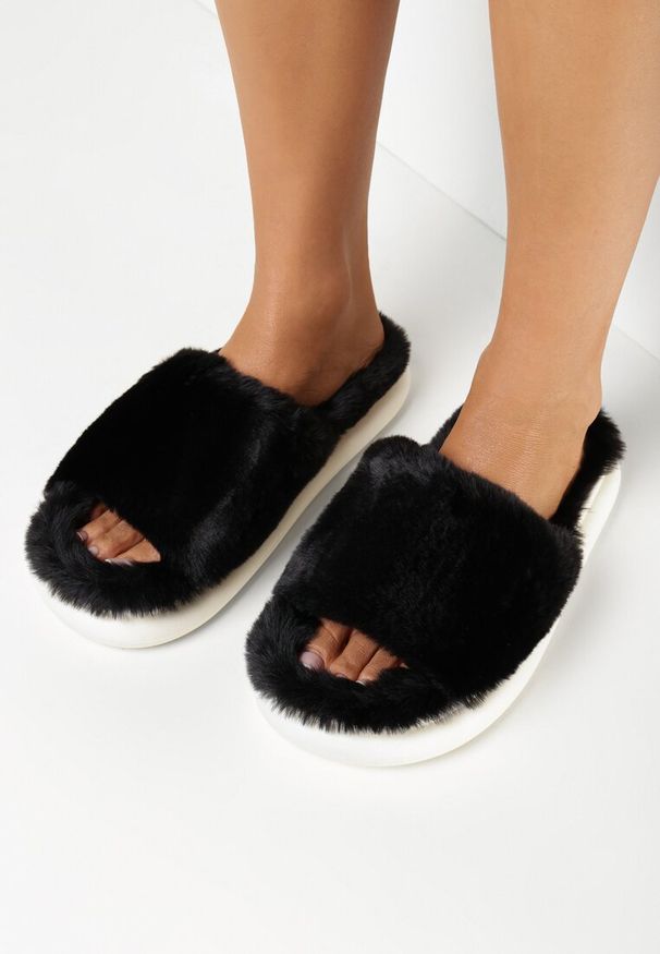 Born2be - Czarne Kapcie Futrzane z Szerokim Paskiem Izisy. Okazja: na co dzień. Nosek buta: otwarty. Zapięcie: pasek. Kolor: czarny. Materiał: futro. Styl: elegancki, casual