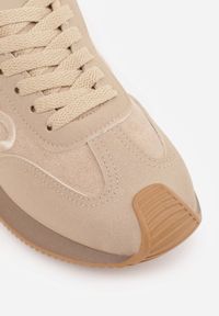 Born2be - Ciemnobeżowe Sneakersy Ozdobione Geometrycznym Motywem Sameen. Okazja: na co dzień, na spacer. Kolor: beżowy. Materiał: jeans. Wzór: aplikacja, geometria. Sport: turystyka piesza #2