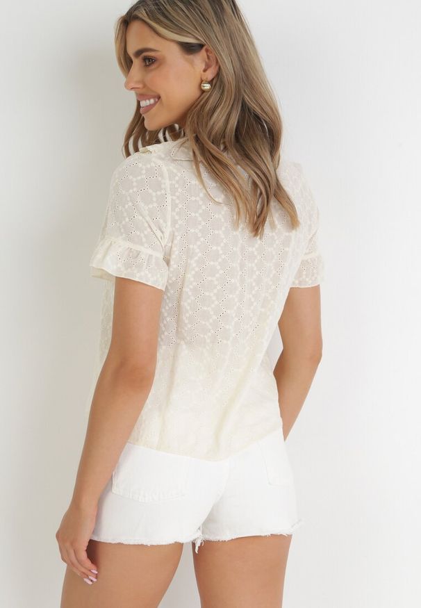 Born2be - Beżowa Bawełniana Bluzka z Haftem i Ozdobnymi Falbankami Adellin. Typ kołnierza: kołnierz z falbankami. Kolor: beżowy. Materiał: bawełna. Długość rękawa: krótki rękaw. Długość: krótkie. Wzór: haft. Sezon: wiosna, lato