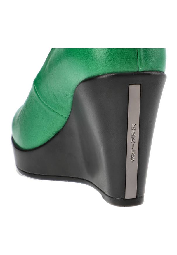 Zielone Czółenka Karino Damskie Półbuty Na Koturnie. Okazja: na spotkanie biznesowe, na co dzień, do pracy. Zapięcie: bez zapięcia. Kolor: zielony. Materiał: skóra. Szerokość cholewki: normalna. Wzór: gładki. Obcas: na koturnie. Styl: biznesowy, klasyczny, casual