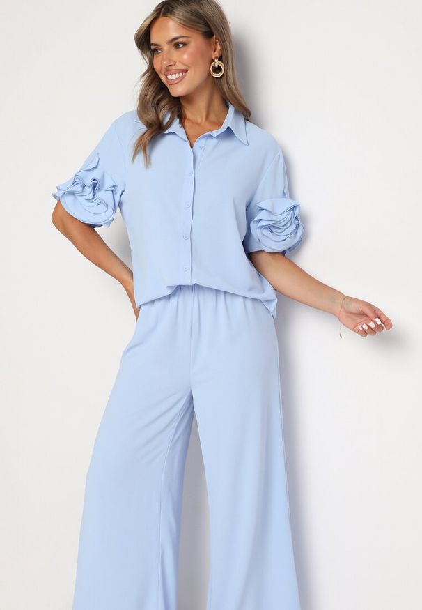 Born2be - Niebieski Komplet Koszula z Ozdobnymi Rękawami i Szerokie Spodnie Rivasene. Kolor: niebieski. Wzór: aplikacja
