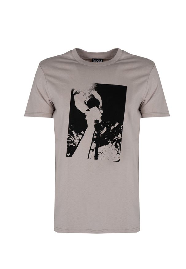 Diesel T-Shirt "Just" | A038130QCAH | Mężczyzna | Piaskowy. Okazja: na co dzień. Materiał: bawełna. Długość: długie. Wzór: jednolity, nadruk. Sezon: lato. Styl: elegancki, casual