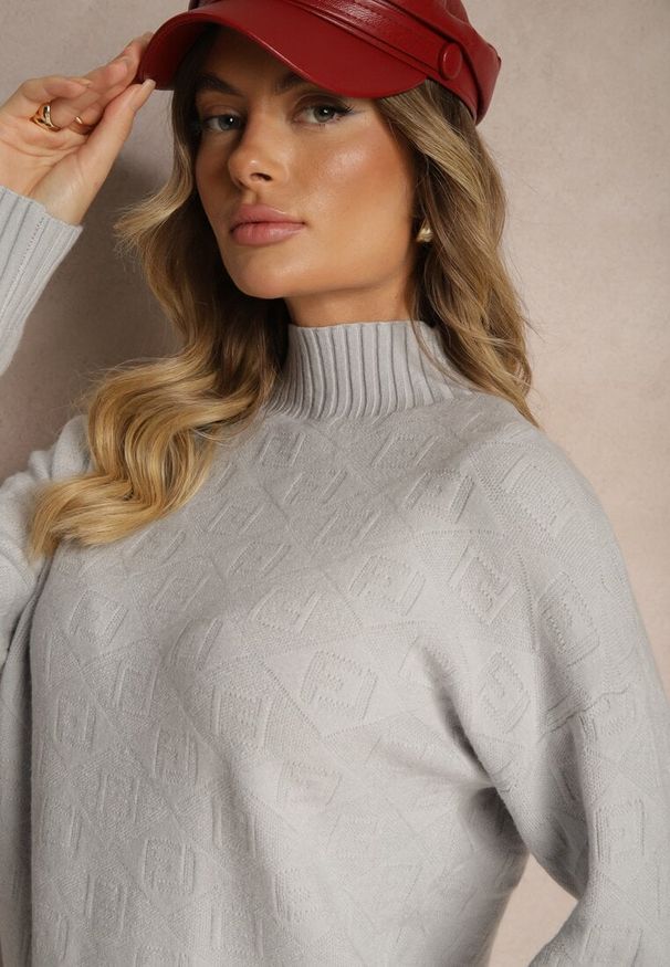 Renee - Jasnoszary Golf Sweter z Tłoczeniem i Ściągaczami Melovira. Typ kołnierza: golf. Kolor: szary. Sezon: zima