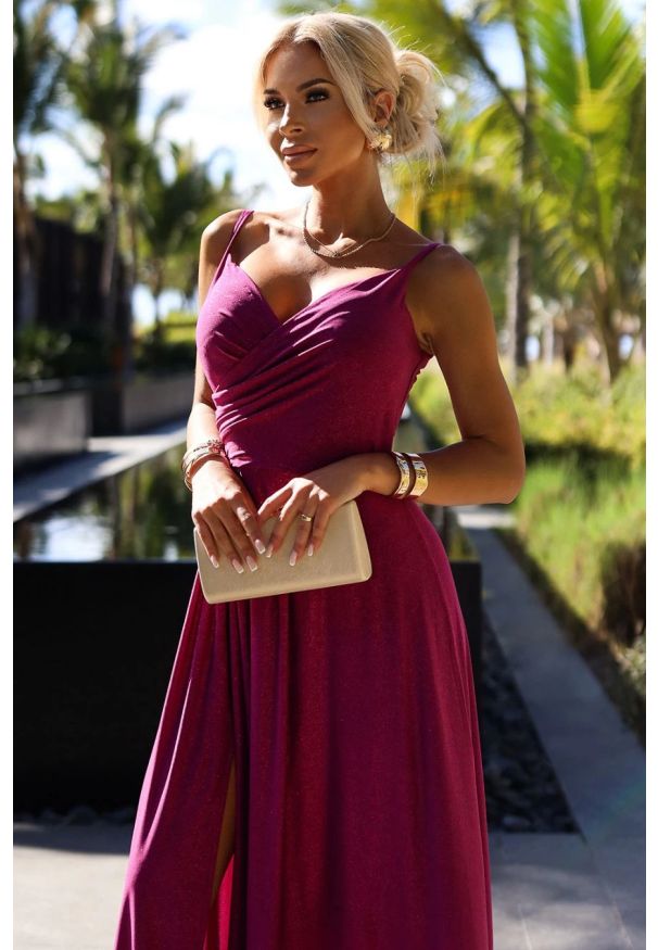 Sukienki.shop - Długa sukienka na wesele rozkloszowana na ramiączkach fuksja. Okazja: na wesele, na ślub cywilny. Kolor: różowy. Długość rękawa: na ramiączkach. Styl: wizytowy. Długość: maxi