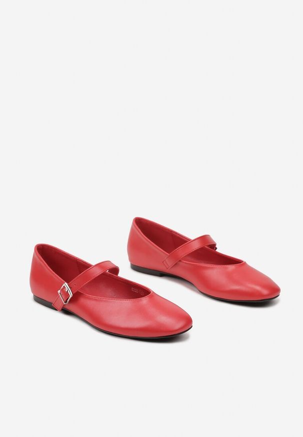 Renee - Czerwone Casualowe Balerinki z Paskiem ze Sprzączką Asideria. Okazja: na co dzień. Zapięcie: pasek. Kolor: czerwony. Materiał: jeans. Obcas: na obcasie. Styl: casual. Wysokość obcasa: niski