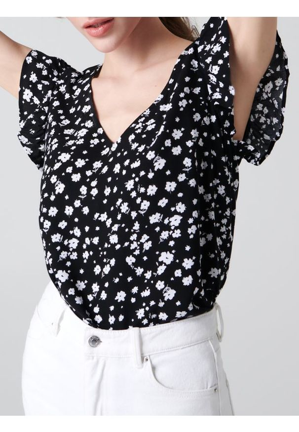 Sinsay - Wiskozowa bluzka ze wzorem - czarny. Kolor: czarny. Materiał: wiskoza