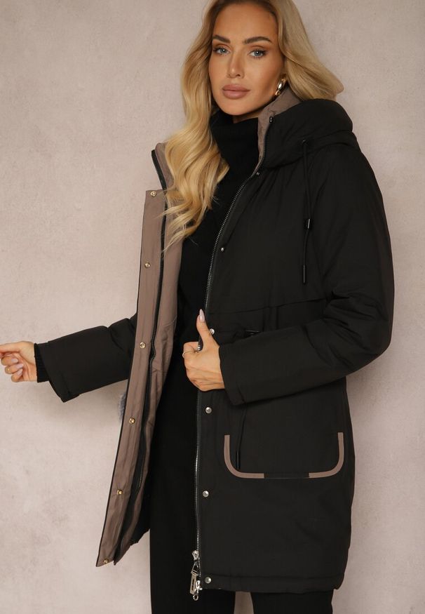 Renee - Czarna Kurtka Parka ze Ściągaczami w Talii i Kapturem Zdobiona Zawieszką Zeriena. Okazja: na co dzień. Kolor: czarny. Materiał: jeans. Długość rękawa: długi rękaw. Długość: długie. Wzór: aplikacja. Styl: casual, elegancki