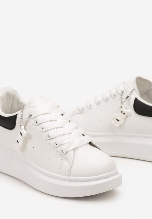 Renee - Biało-Czarne Casualowe Sneakersy z Zawieszką Misiem Ulevidia. Okazja: na co dzień. Zapięcie: sznurówki. Kolor: biały. Materiał: jeans. Sezon: wiosna, lato. Sport: turystyka piesza
