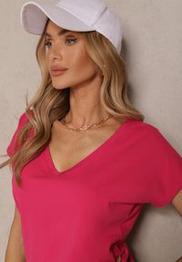 Renee - Fuksjowy T-shirt z Bawełny z Dekoltem w Serek Linithiela. Okazja: na co dzień. Typ kołnierza: dekolt w serek. Kolor: różowy. Materiał: bawełna. Styl: casual #4