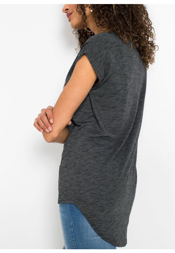 bonprix - Długi shirt z wypukłym napisem. Kolor: czarny. Długość: długie. Wzór: napisy. Styl: elegancki
