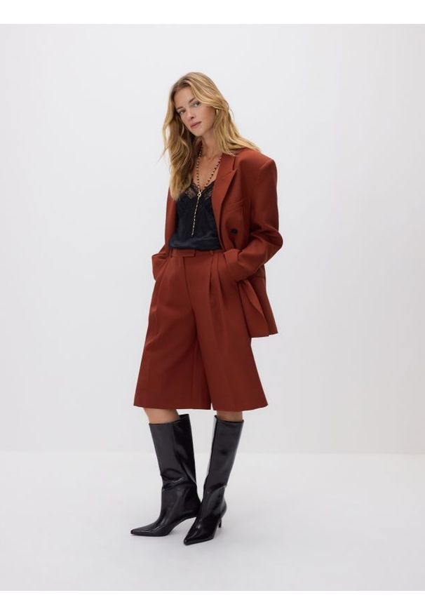 Reserved - Szorty z kantem - miedziany. Kolor: brązowy. Materiał: tkanina, wiskoza. Wzór: gładki