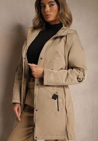 Renee - Ciemnobeżowa Kurtka Typu Parka z Kapturem o Klasycznym Kroju Tulania. Okazja: na co dzień, na spacer. Typ kołnierza: kaptur. Kolor: beżowy. Materiał: jeans. Styl: klasyczny
